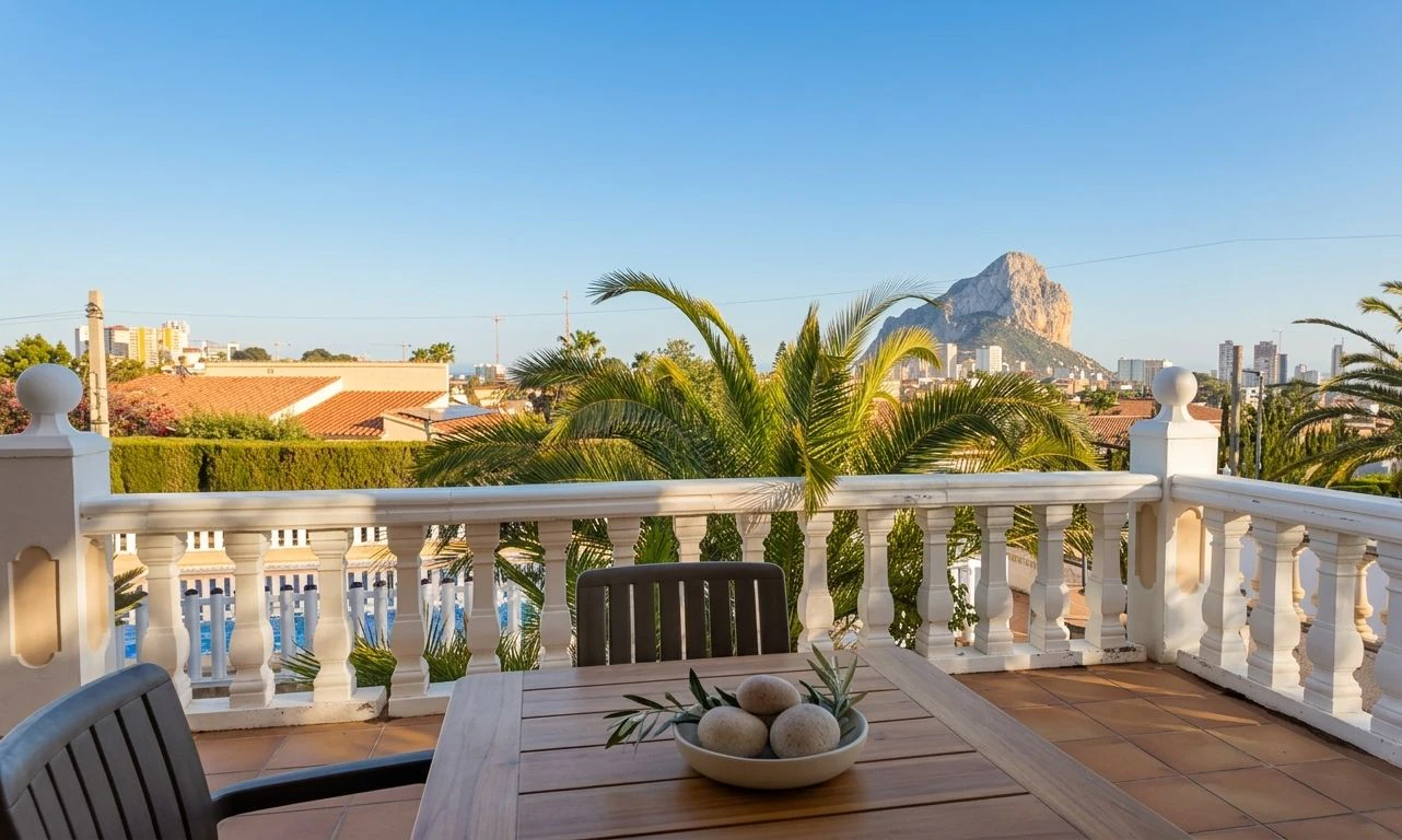 Amplio chalet independiente con 5 dormitorios y piscina en Calpe