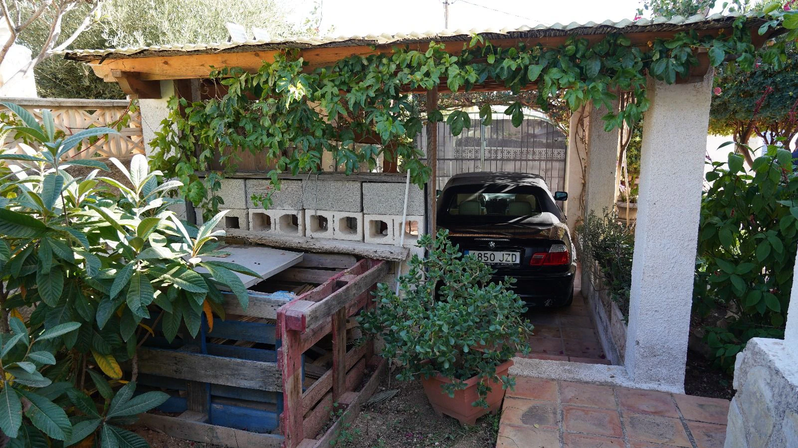 Villa situada a un paso de la playa Arenal con jardín