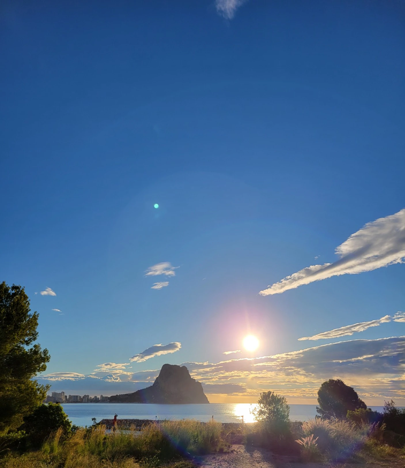 Parcela de gran tamaño con vistas al mar.