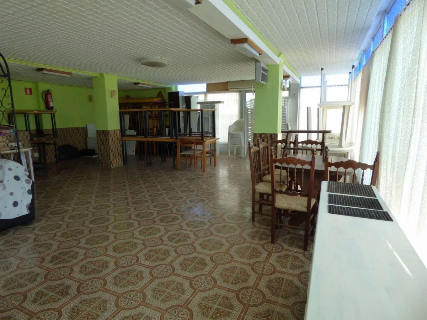 Local comercial muy amplio cerca del puerto.