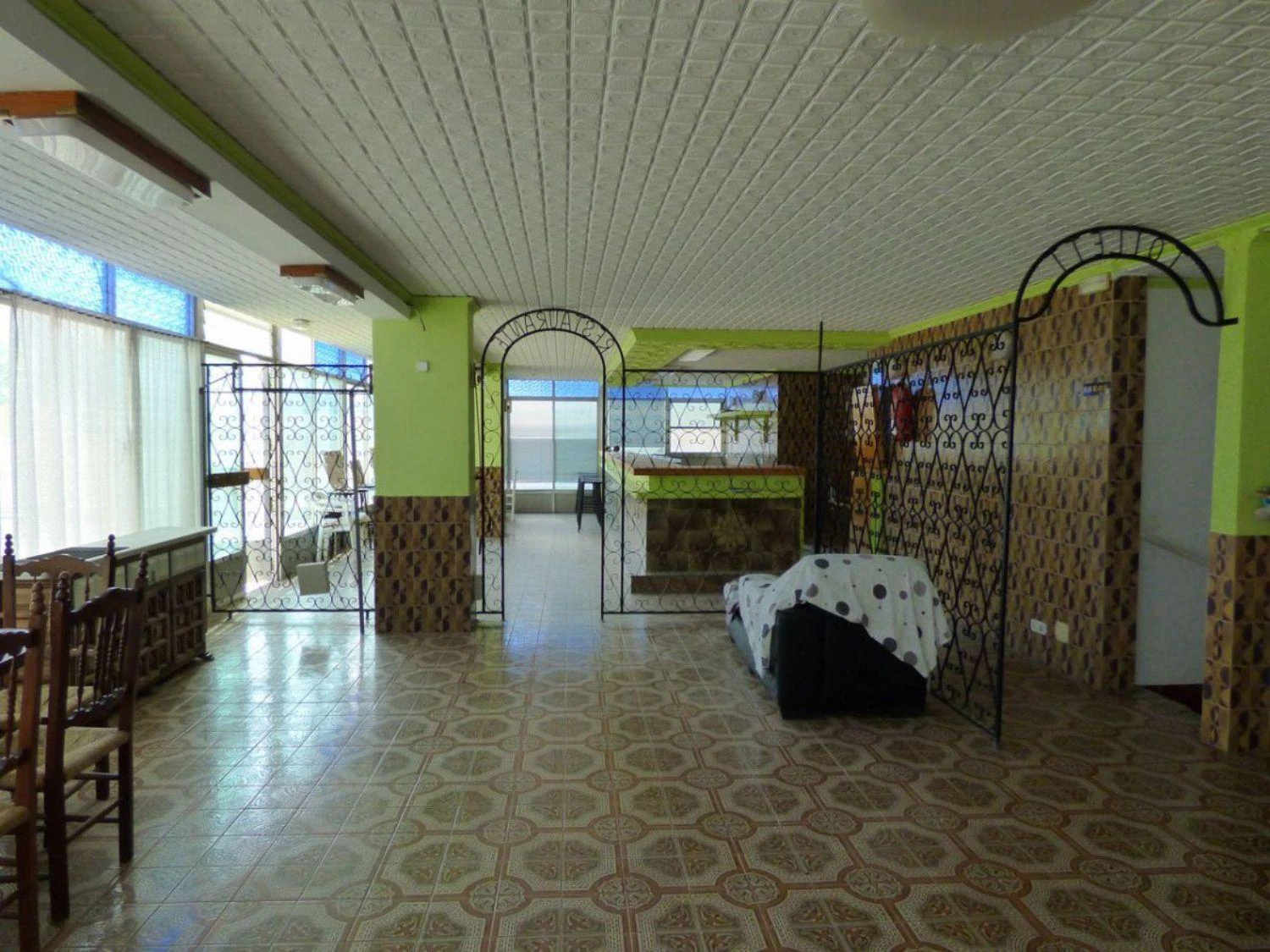 Local comercial muy amplio cerca del puerto.