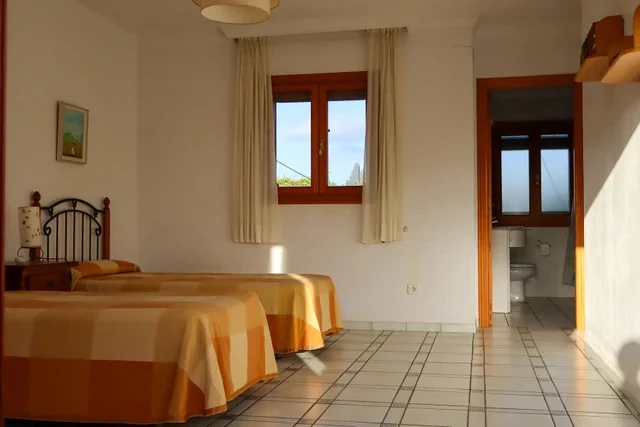Amplio chalet independiente con 5 dormitorios y piscina en Calpe