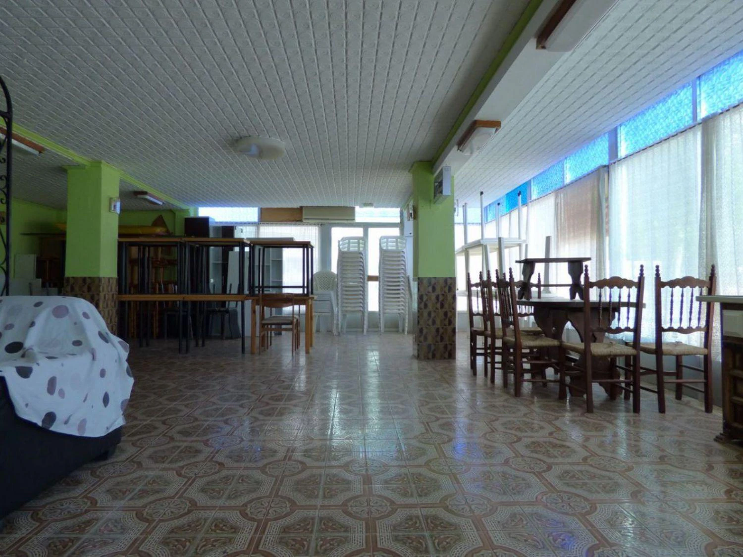 Local comercial muy amplio cerca del puerto.