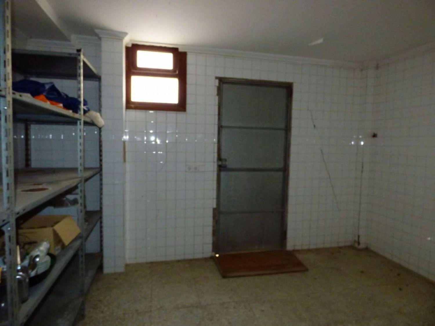 Local comercial muy amplio cerca del puerto.