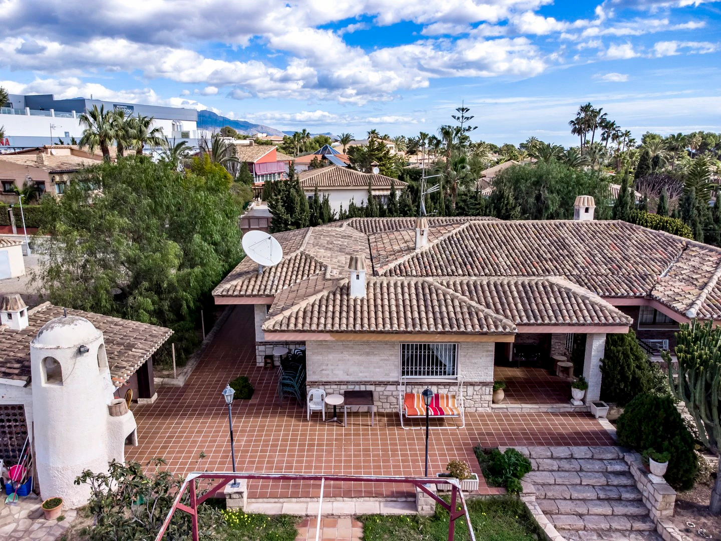 AMPLIA CASA EN BENIDORM