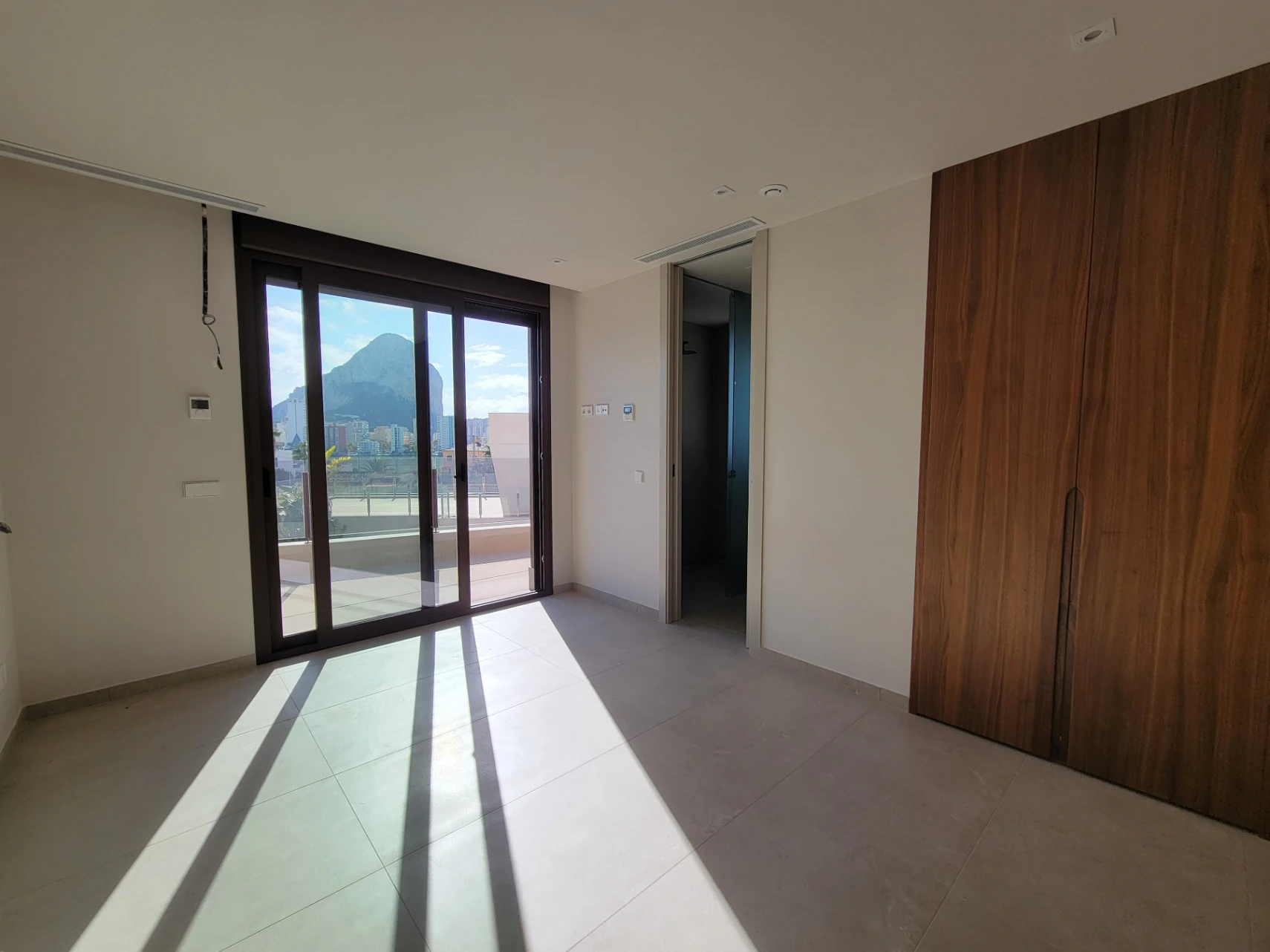VILLA DE NUEVA CONSTRUCCION CERCA DE TODOS LOS SERVICIOS