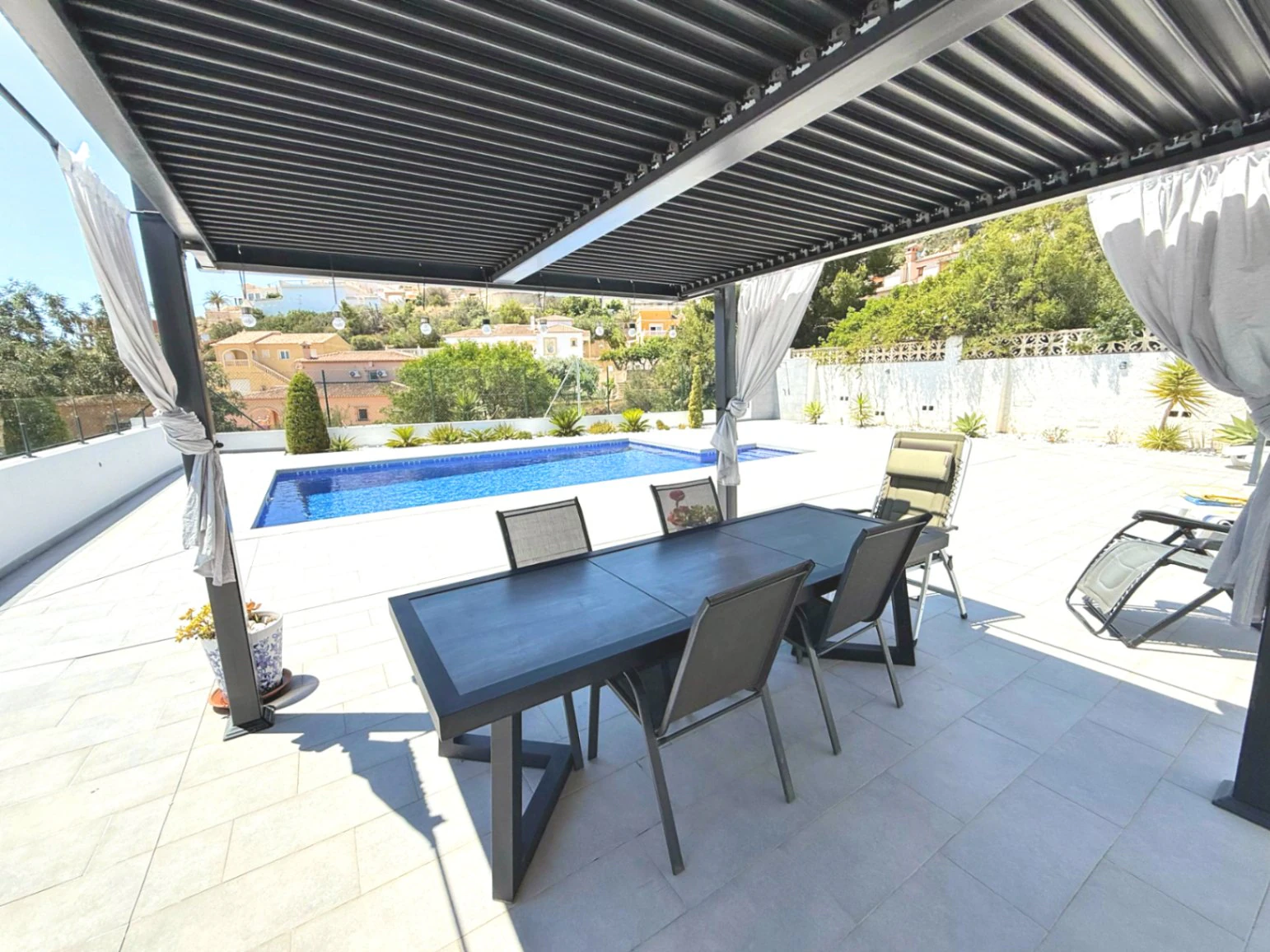 Villa moderna en una sola planta , ideal para vivir todo el año