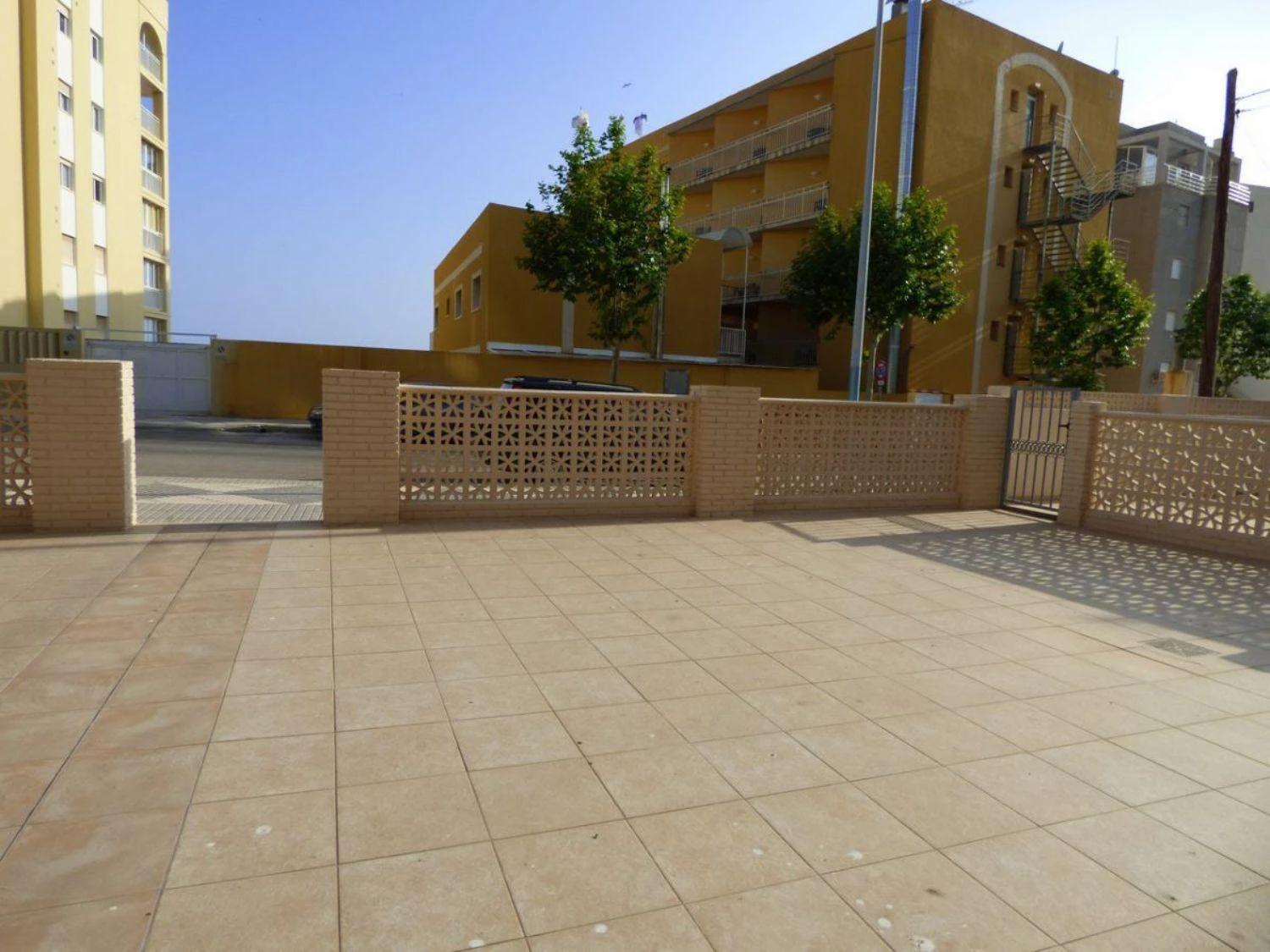 Local comercial muy amplio cerca del puerto.