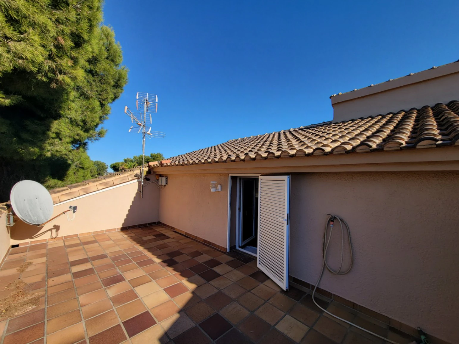 VILLA CON APARTAMENTO DE INVITADOS EN BUENA UBICACION