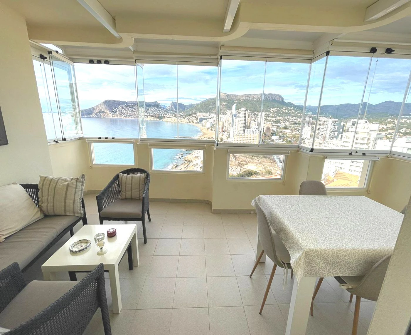 Tu rincón frente al Mediterráneo: luz, mar y tranquilidad en Calpe