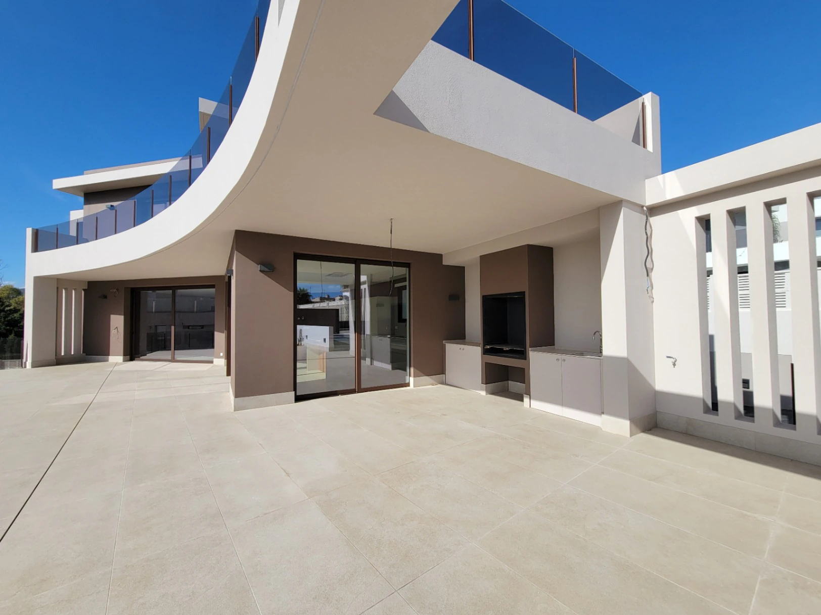VILLA DE NUEVA CONSTRUCCION CERCA DE TODOS LOS SERVICIOS