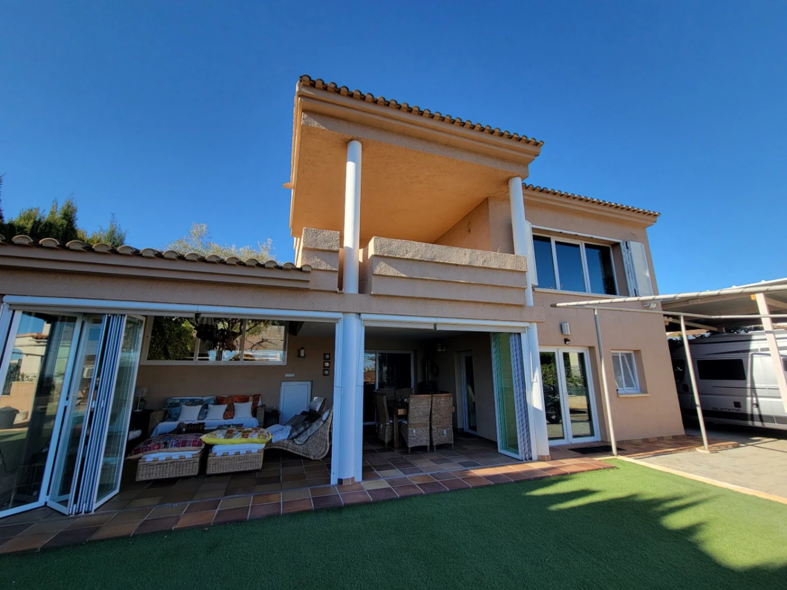 VILLA CON APARTAMENTO DE INVITADOS EN BUENA UBICACION