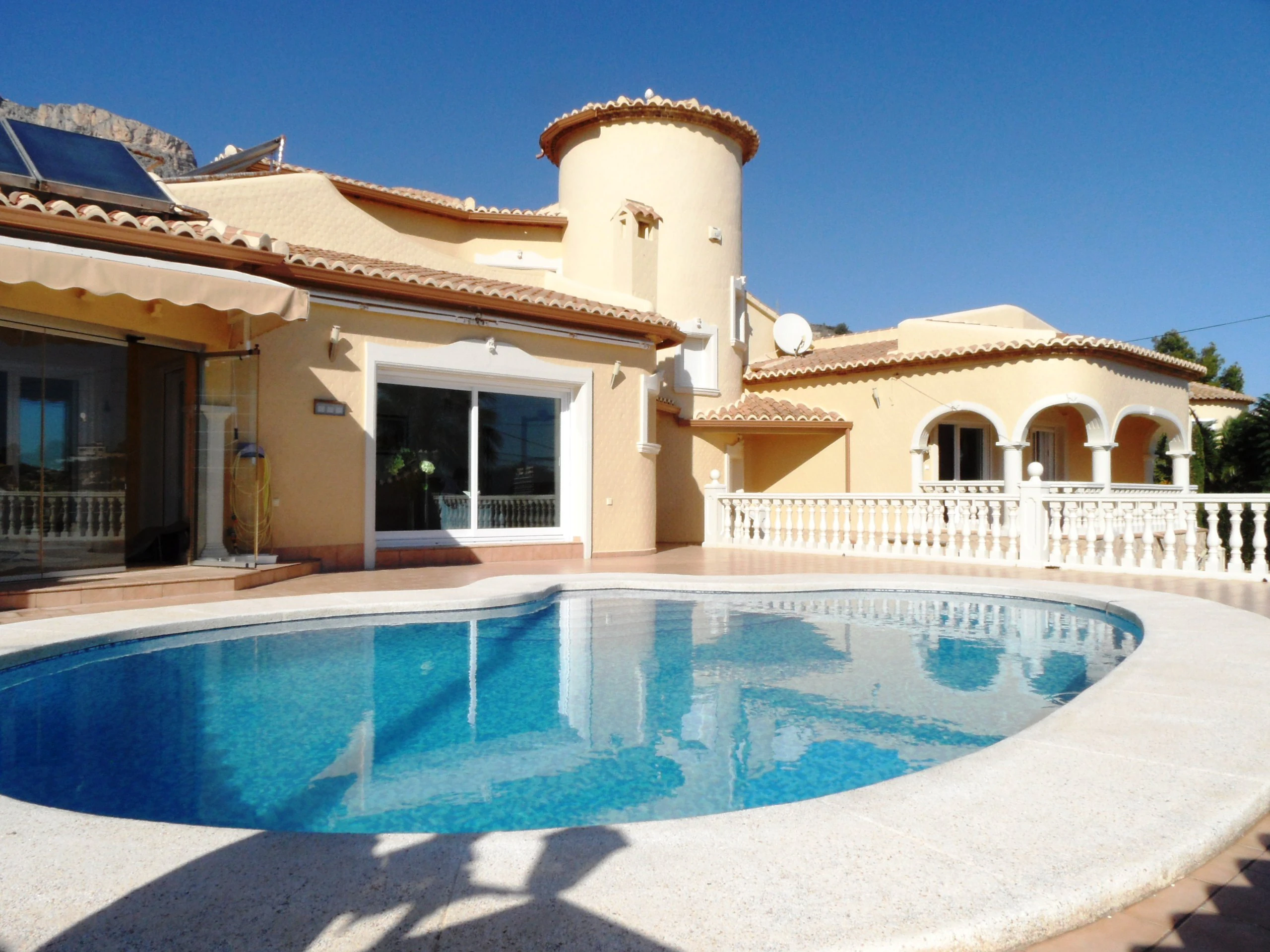 Amplia villa con preciosas vistas.