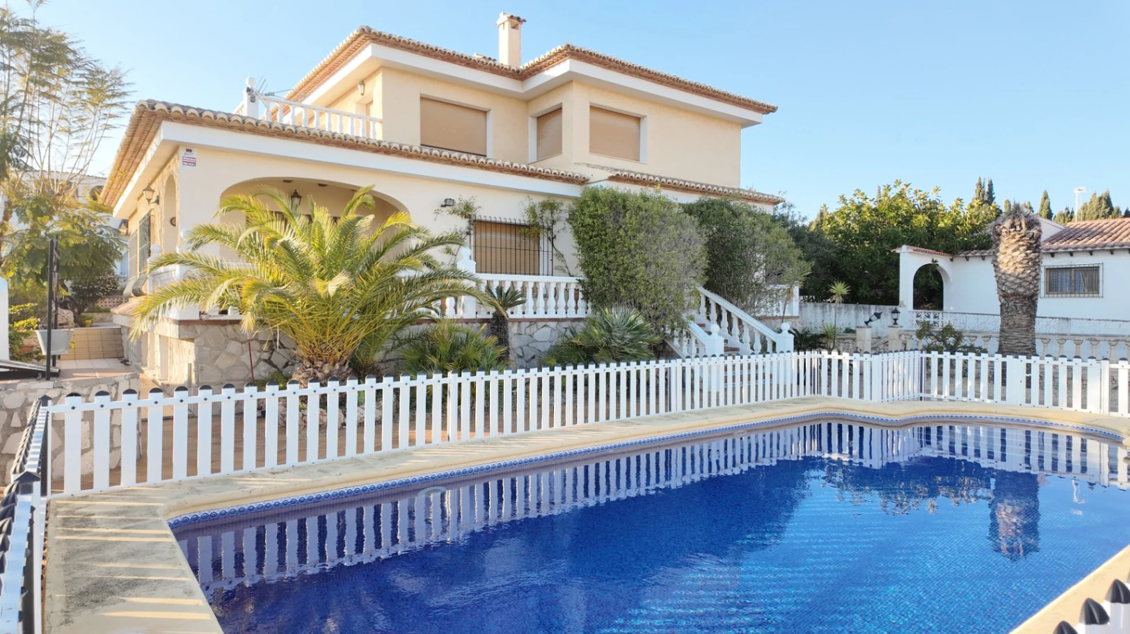 Amplio chalet independiente con 5 dormitorios y piscina en Calpe