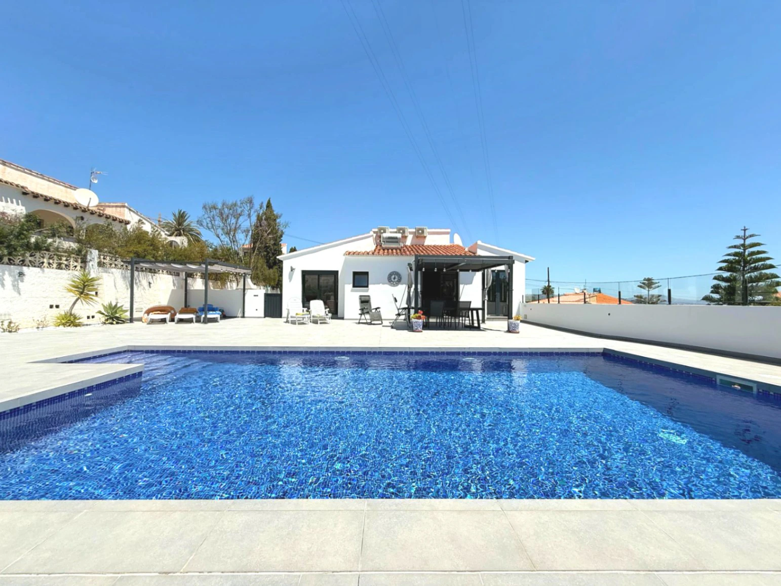 Villa moderna en una sola planta , ideal para vivir todo el año