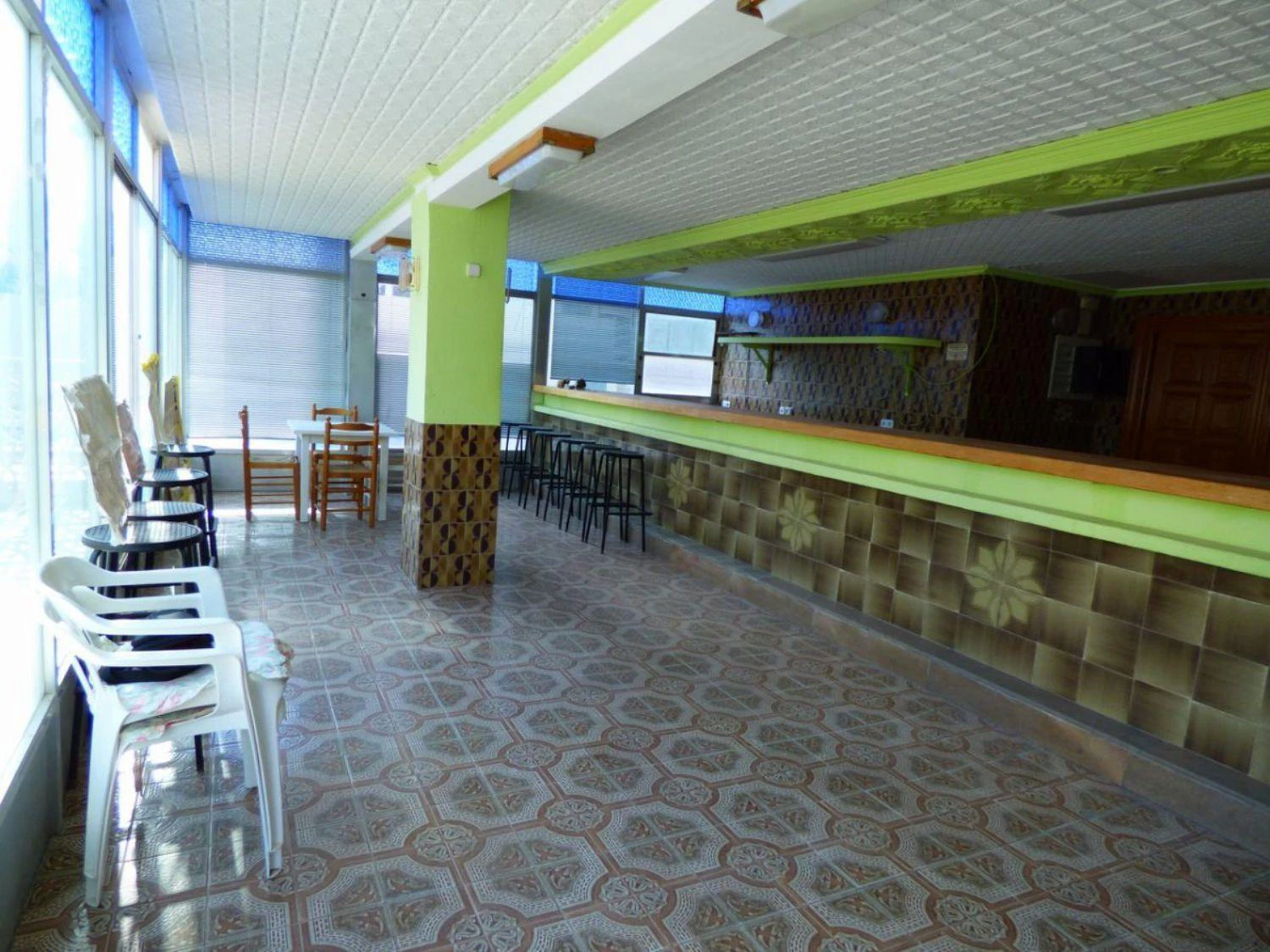 Local comercial muy amplio cerca del puerto.