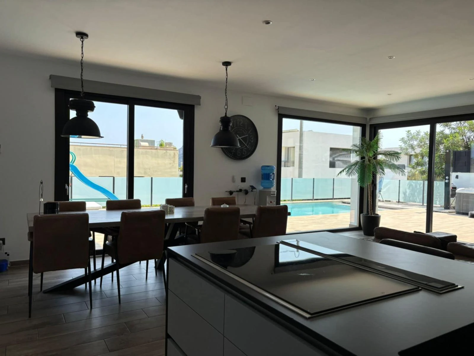 Exclusiva villa de lujo con diseño ibicenco, piscina, spa y apartamento de invitados en Calpe