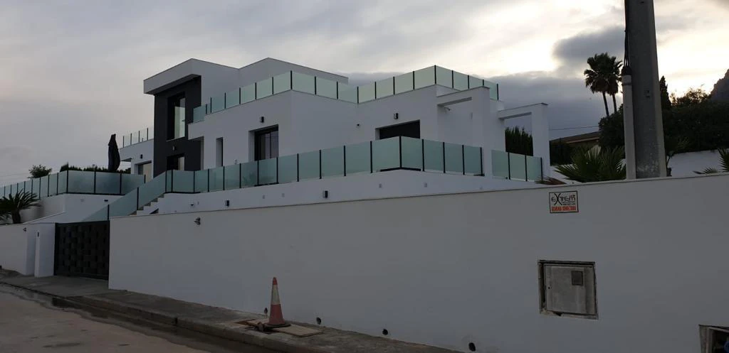 Exclusiva villa de lujo con diseño ibicenco, piscina, spa y apartamento de invitados en Calpe