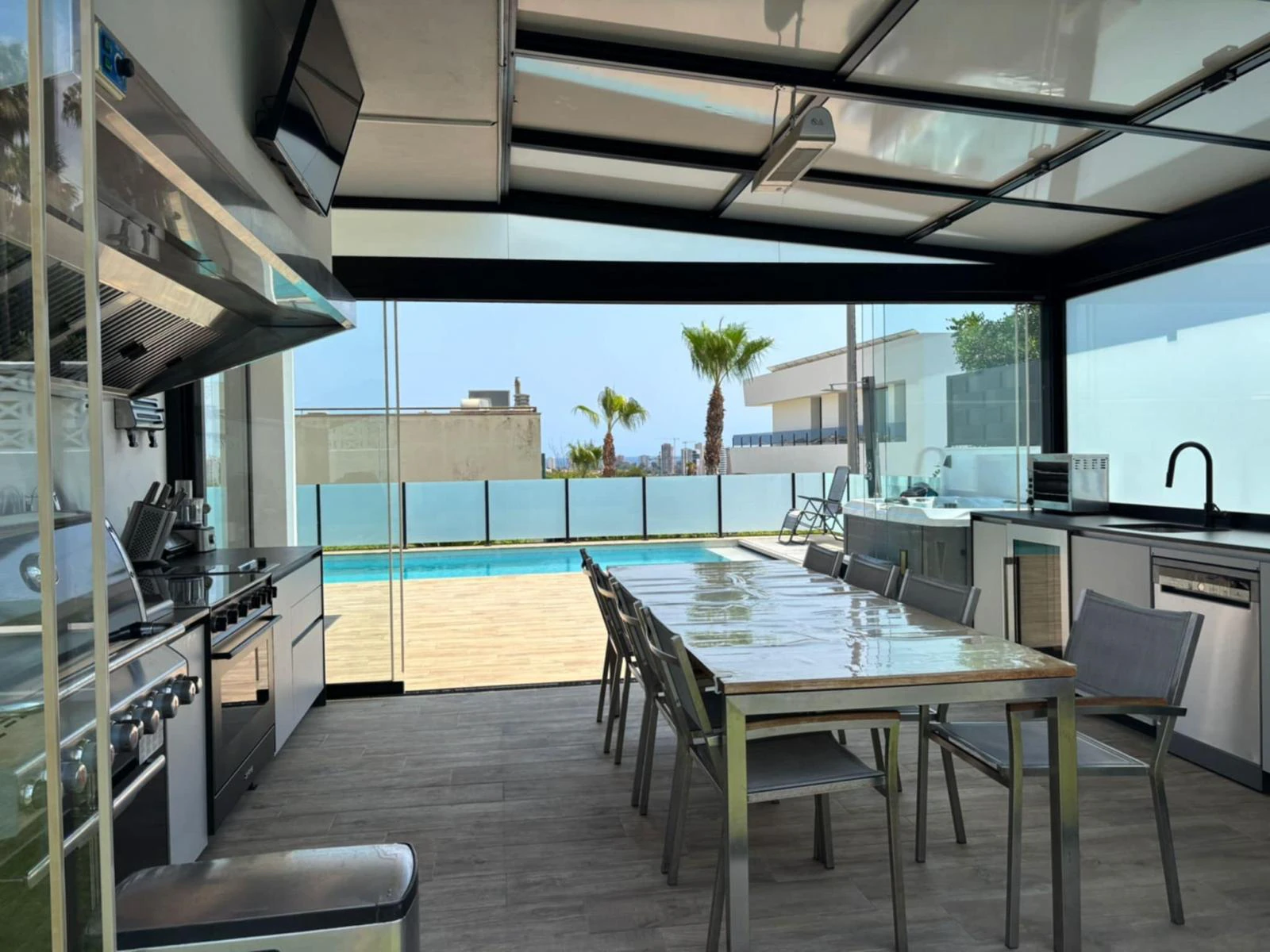 Exclusiva villa de lujo con diseño ibicenco, piscina, spa y apartamento de invitados en Calpe