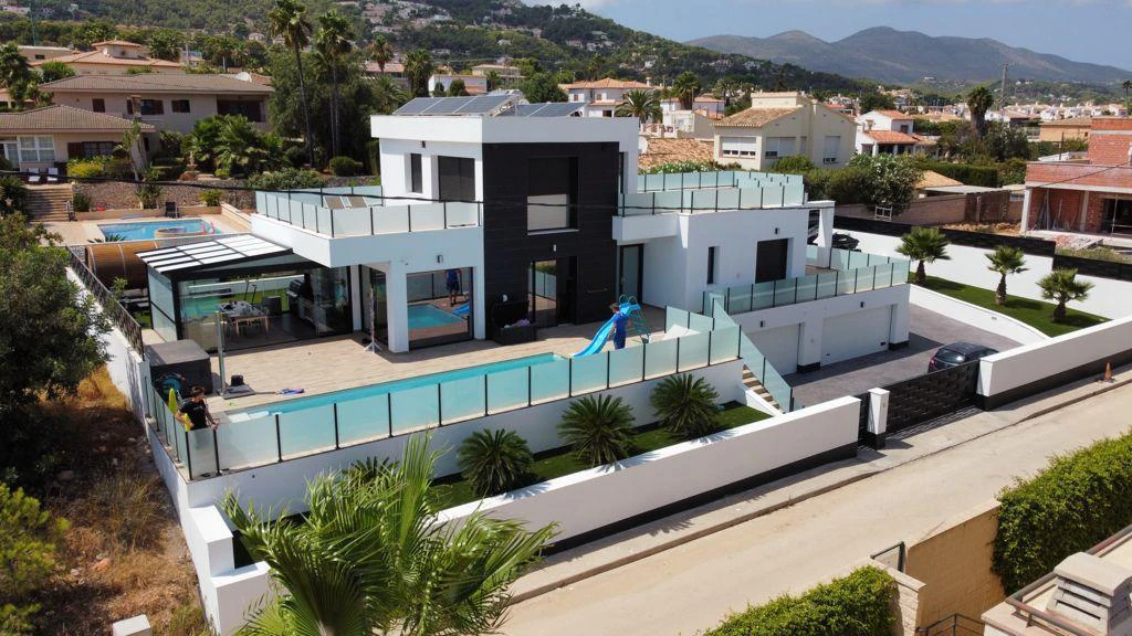 Exclusiva villa de lujo con diseño ibicenco, piscina, spa y apartamento de invitados en Calpe