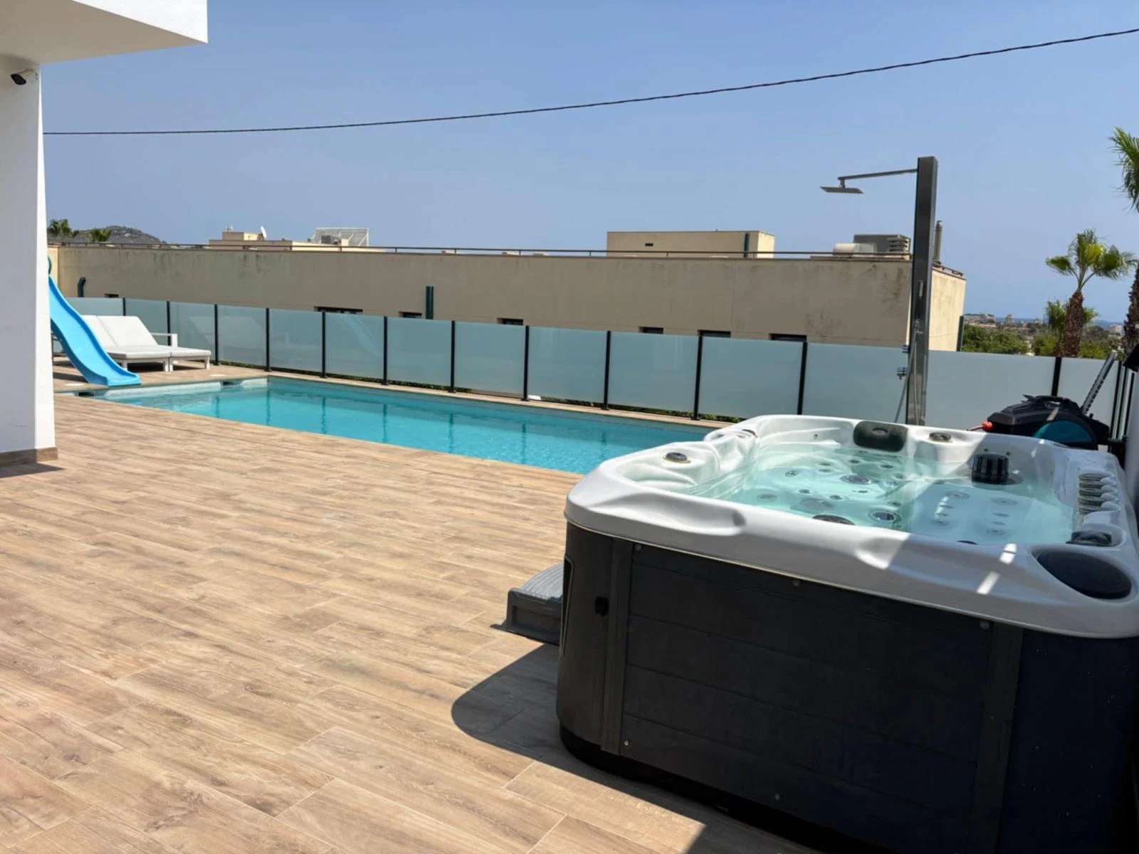 Exclusiva villa de lujo con diseño ibicenco, piscina, spa y apartamento de invitados en Calpe