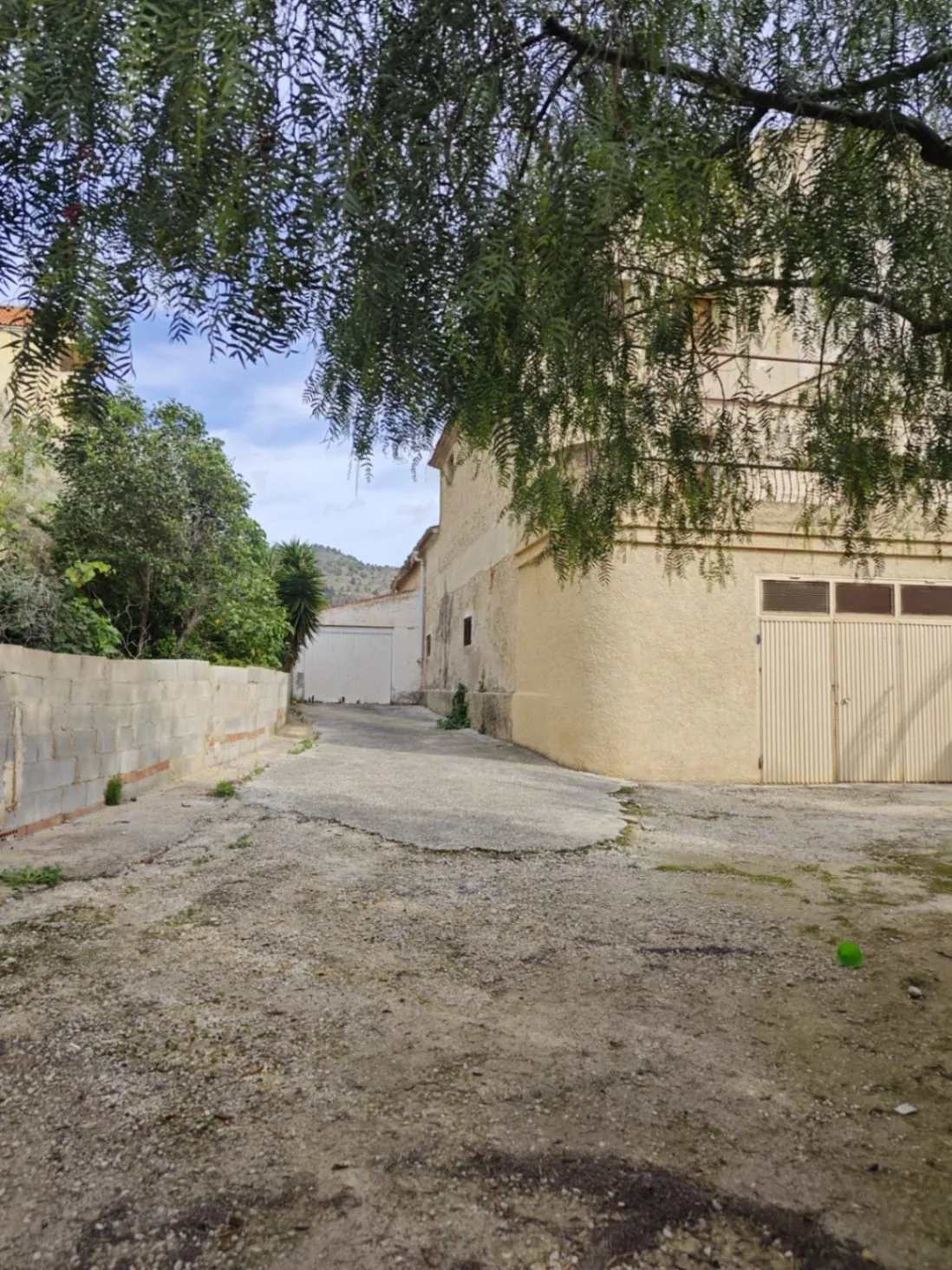 Oportunidad de Inversión en Relleu – Casa de 3 Habitaciones y Local Comercial