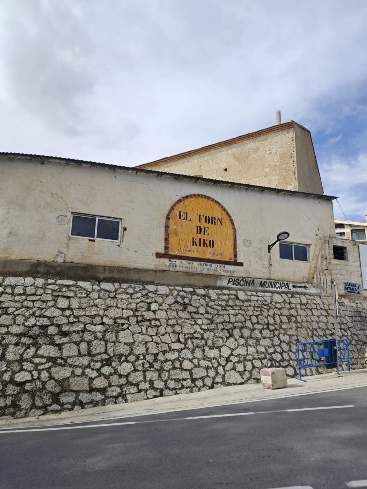 Oportunidad de Inversión en Relleu – Casa de 3 Habitaciones y Local Comercial