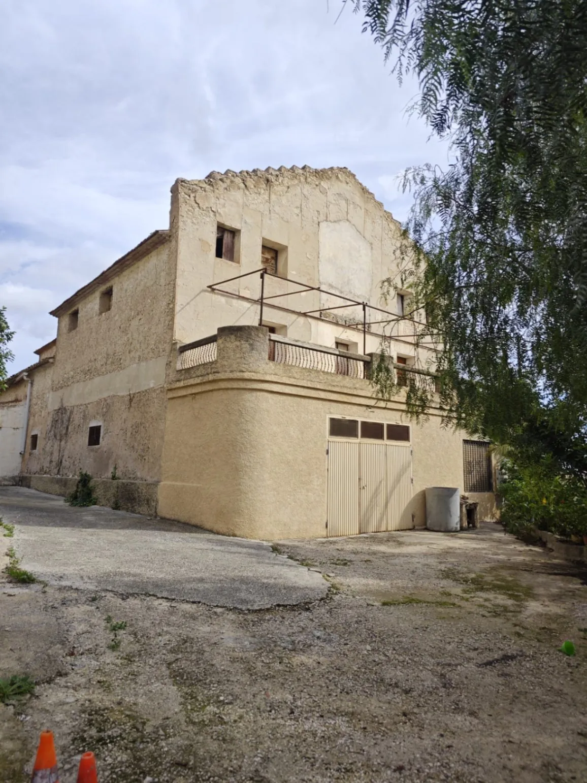 Oportunidad de Inversión en Relleu – Casa de 3 Habitaciones y Local Comercial