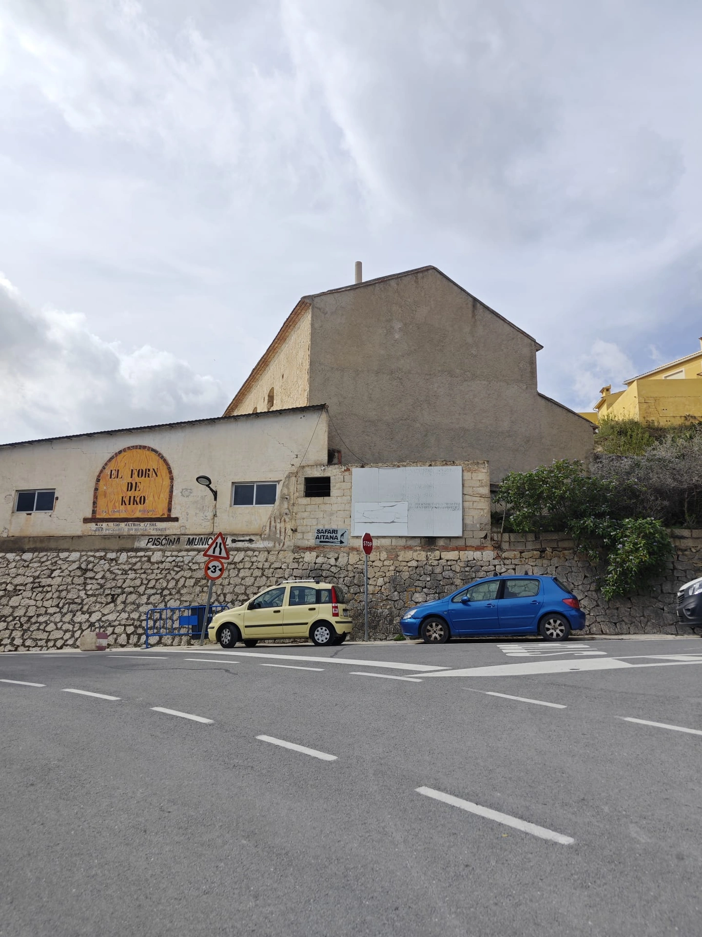 Oportunidad de Inversión en Relleu – Casa de 3 Habitaciones y Local Comercial