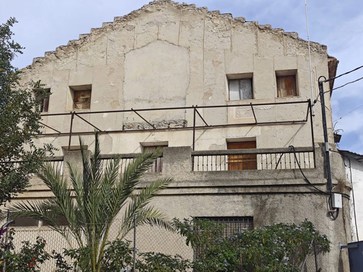 Oportunidad de Inversión en Relleu – Casa de 3 Habitaciones y Local Comercial