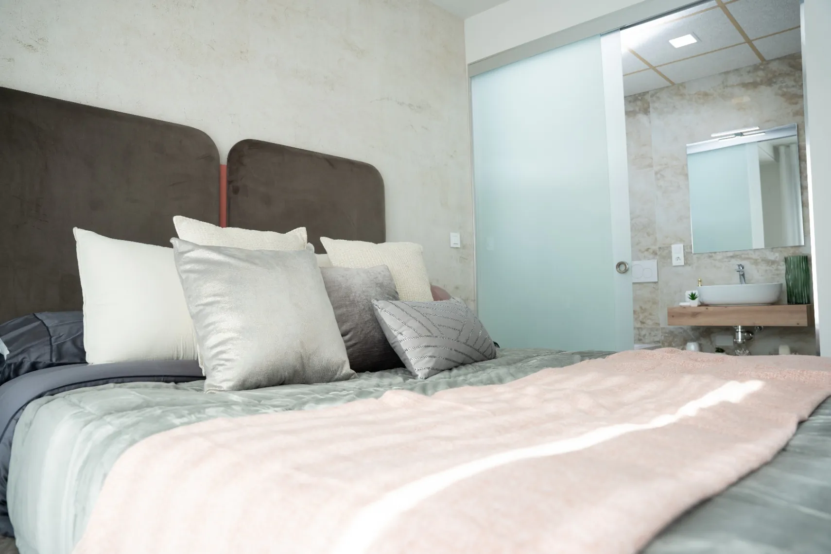 2197 - Villa con un estilo moderno para entrar a vivir con esa comodidad y sostenibilidad, en Cuidad Quesada.
