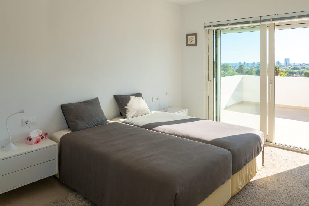 Modern chalet for sale with 4 bedrooms and a swimming pool in Calpe.