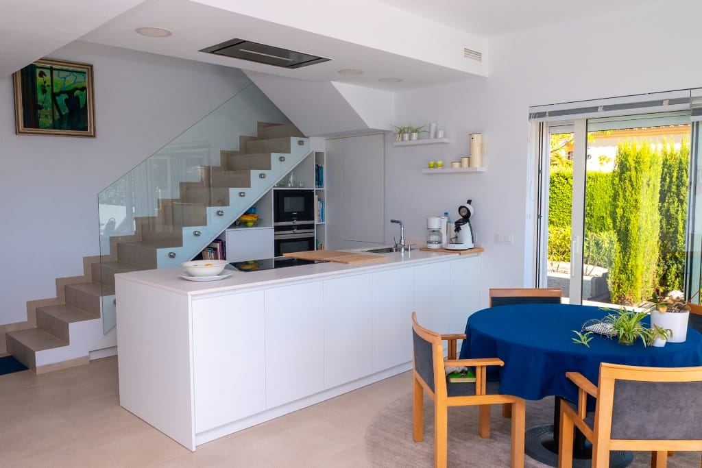 Modern chalet for sale with 4 bedrooms and a swimming pool in Calpe.