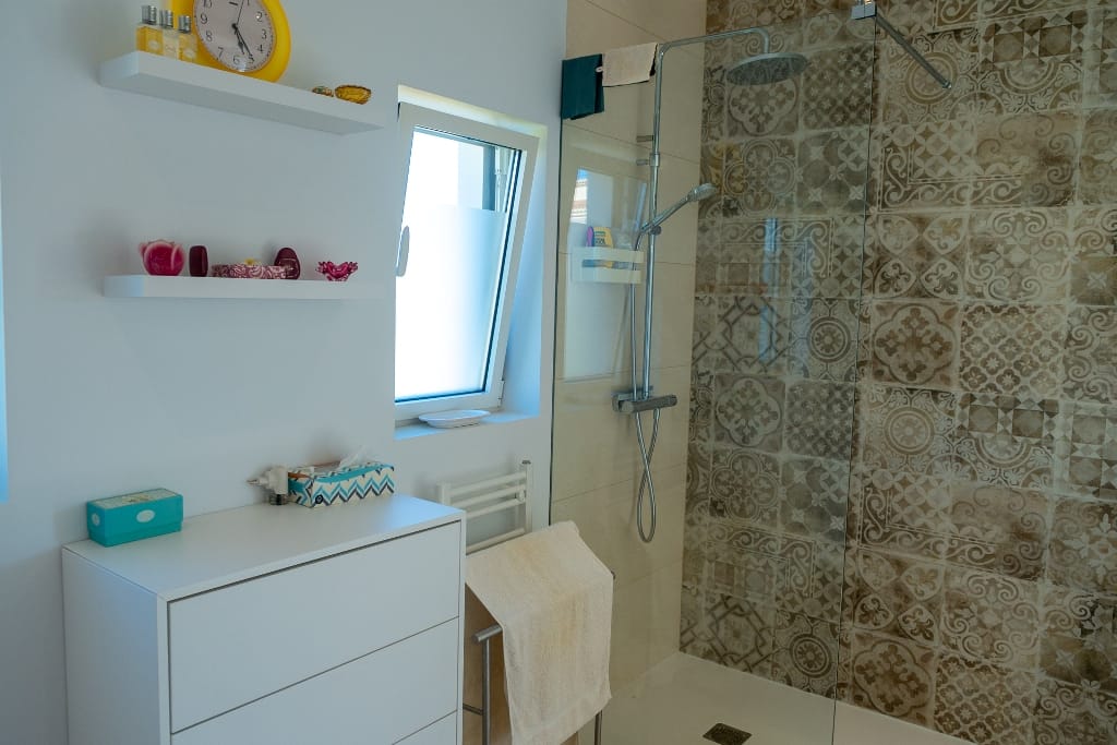 Modern chalet for sale with 4 bedrooms and a swimming pool in Calpe.