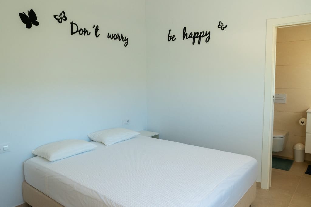 Modern chalet for sale with 4 bedrooms and a swimming pool in Calpe.