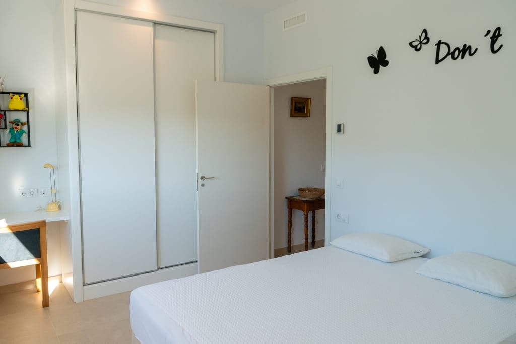 Modern chalet for sale with 4 bedrooms and a swimming pool in Calpe.