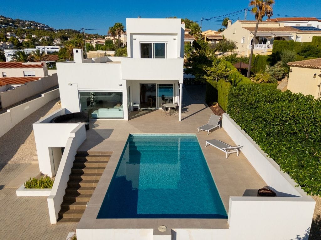 Modern chalet for sale with 4 bedrooms and a swimming pool in Calpe.