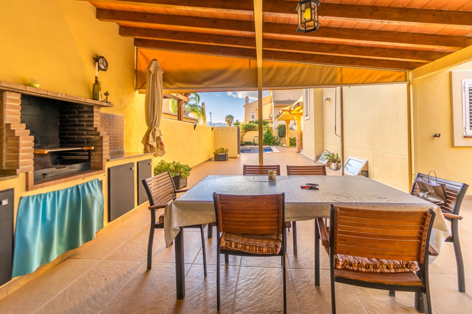 Chalet for sale with 4 bedrooms and a swimming pool in Benidorm.
