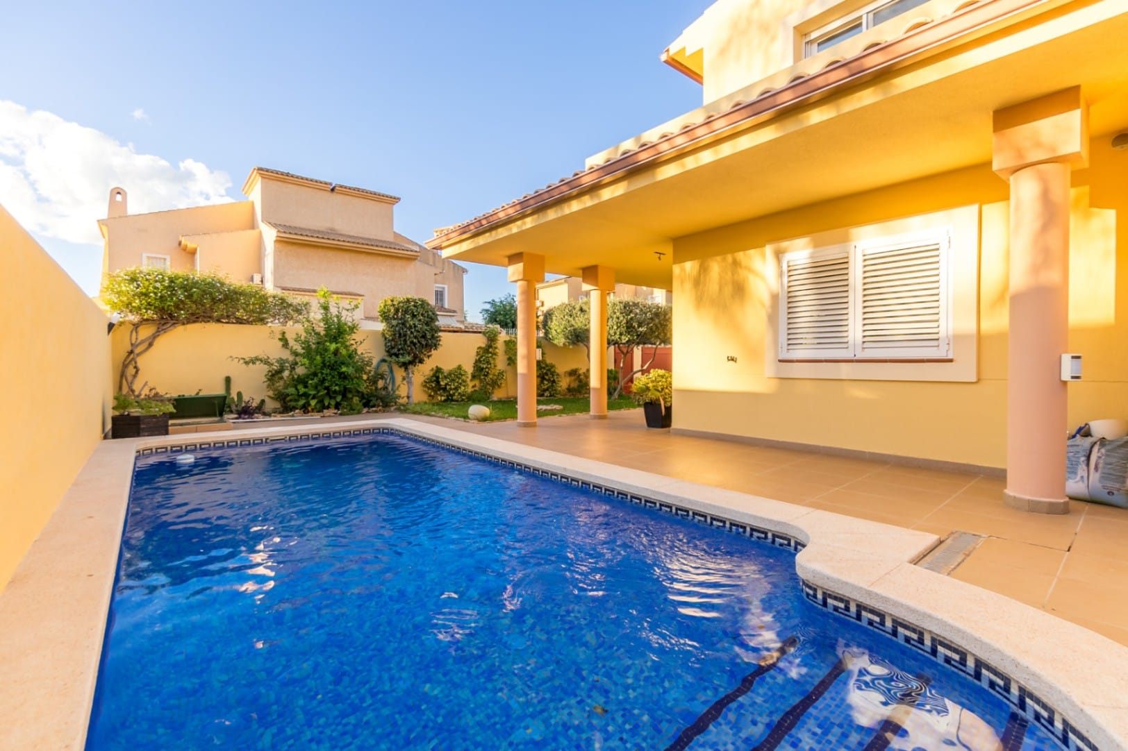 Chalet for sale with 4 bedrooms and a swimming pool in Benidorm.