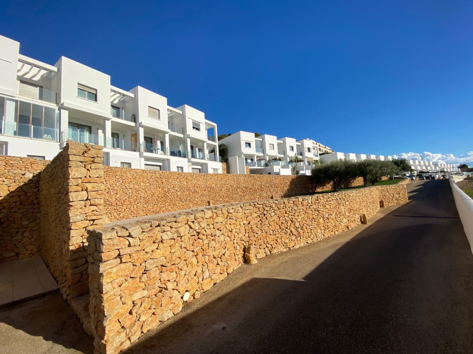 6477 - Casa adosada en venta con 3 dormitorios y piscina en Calpe