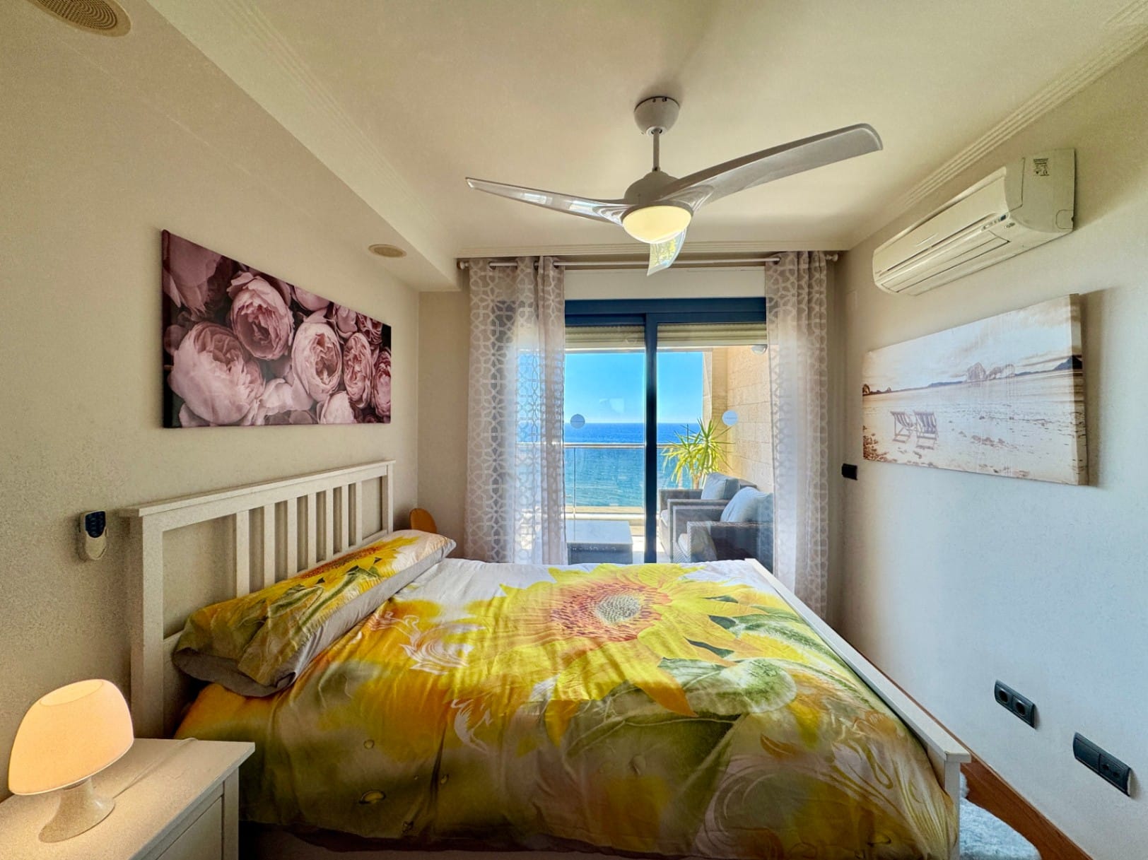 Apartment for sale in Altea in front of the beach with a jacuzzi.