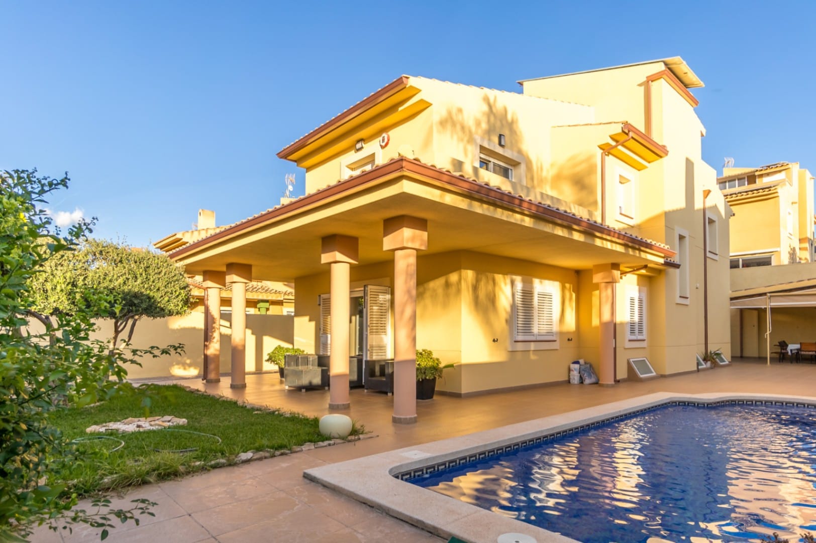 Chalet for sale with 4 bedrooms and a swimming pool in Benidorm.