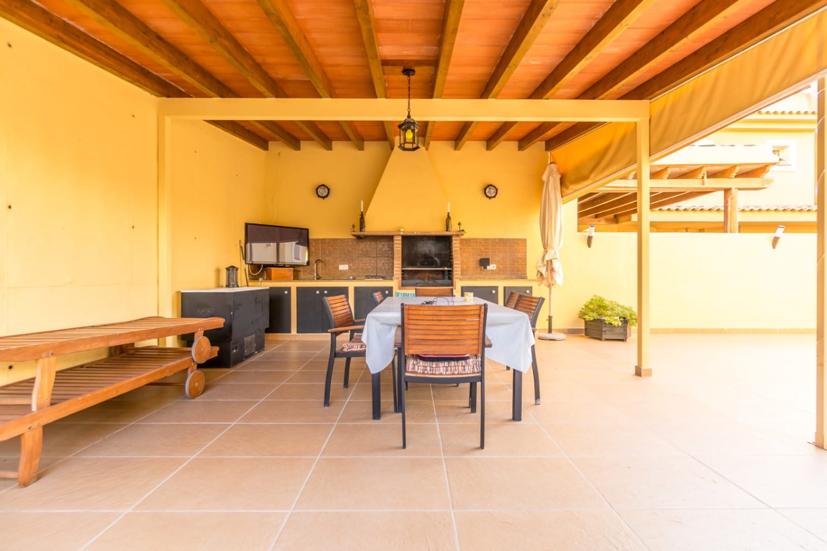 Chalet for sale with 4 bedrooms and a swimming pool in Benidorm.