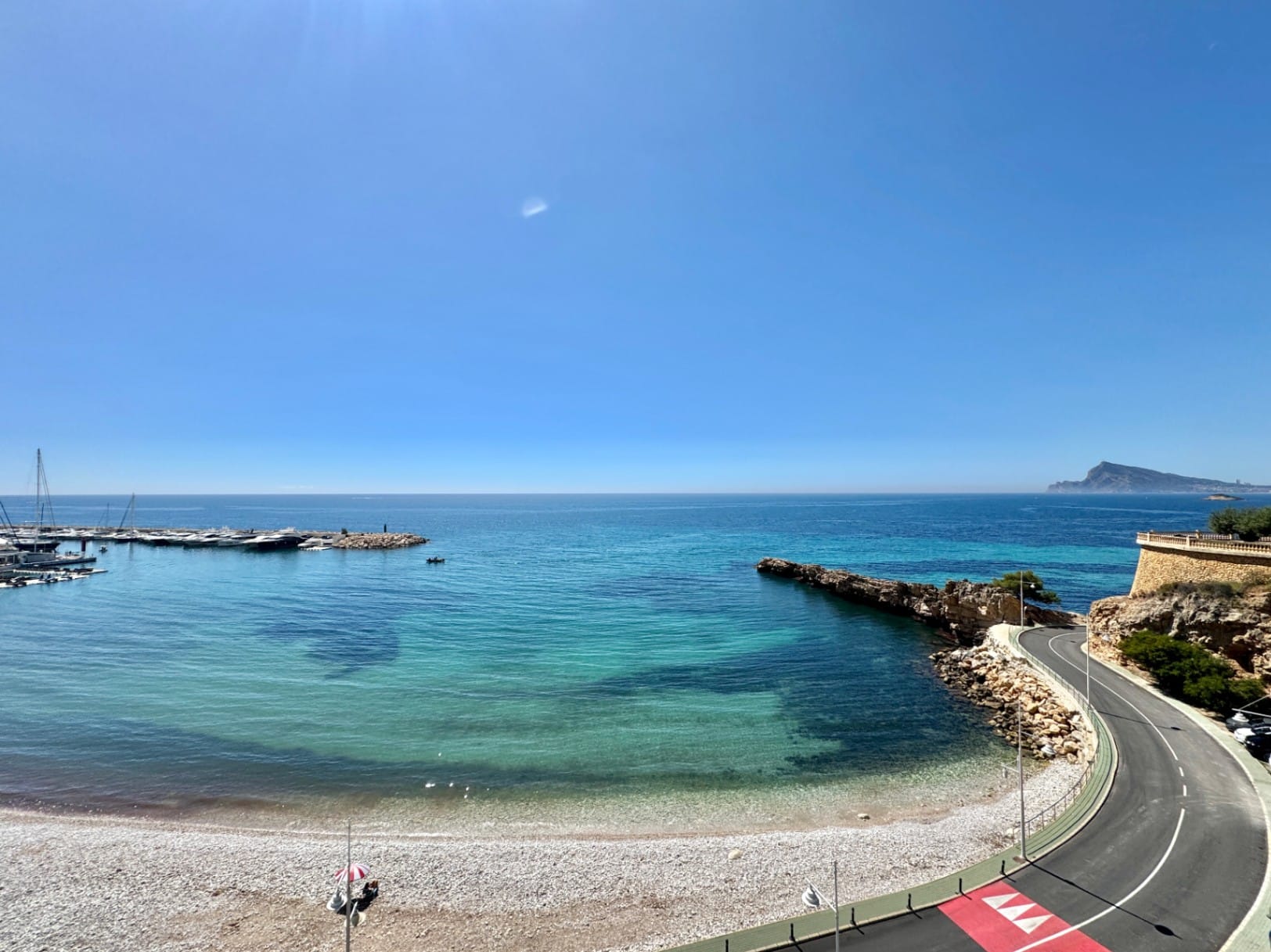 Apartment for sale in Altea in front of the beach with a jacuzzi.