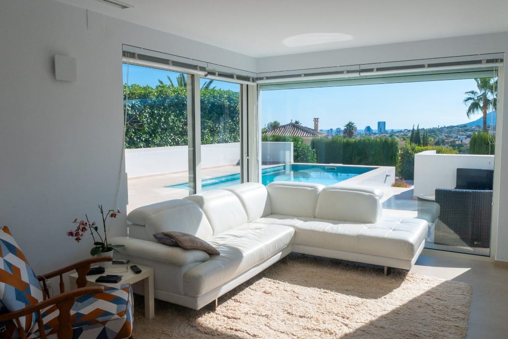 Modern chalet for sale with 4 bedrooms and a swimming pool in Calpe.