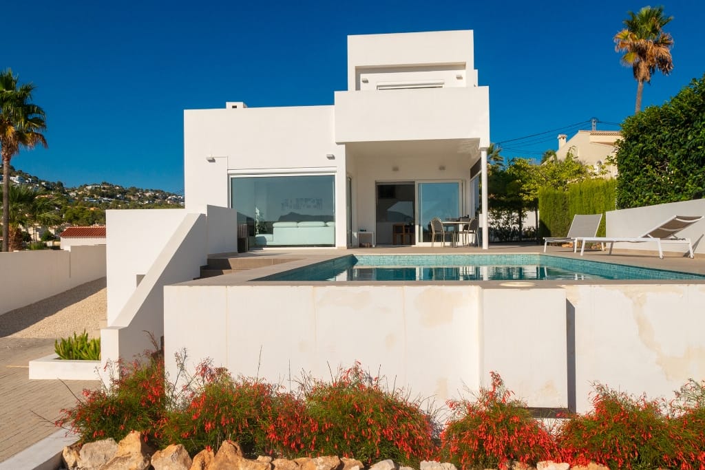 Modern chalet for sale with 4 bedrooms and a swimming pool in Calpe.
