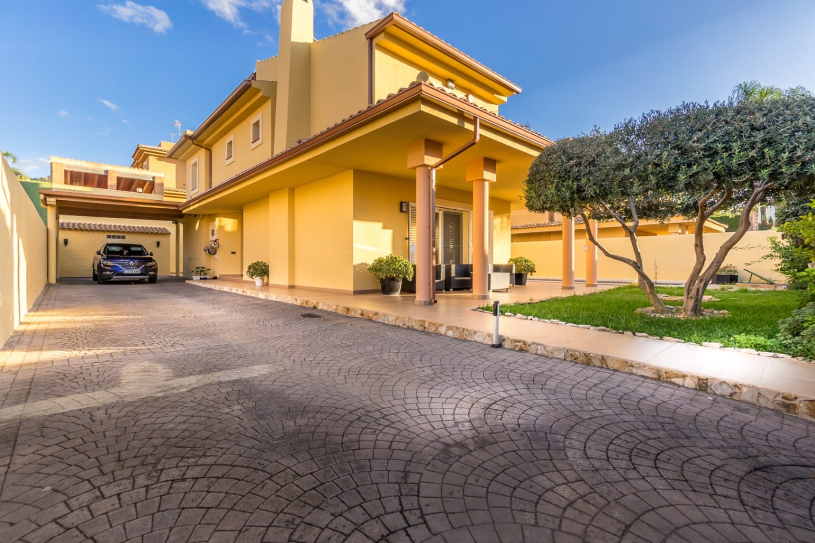 5015 - Chalet en venta de 4 dormitorios con piscina en Benidorm