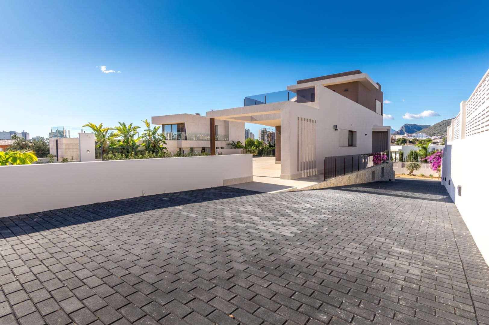 Modern chalet in Calpe with 5 bedrooms and private pool