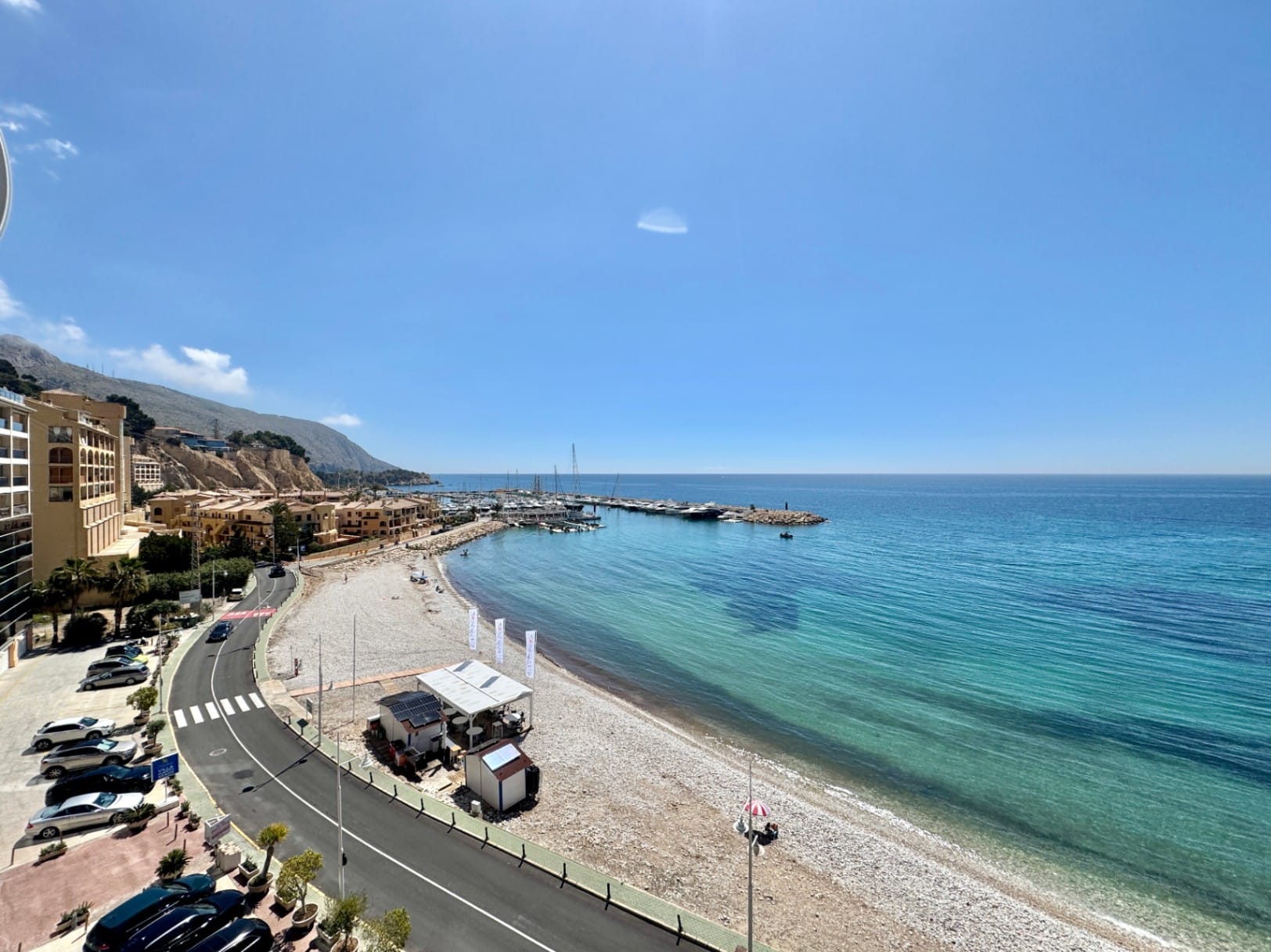 Apartment for sale in Altea in front of the beach with a jacuzzi.