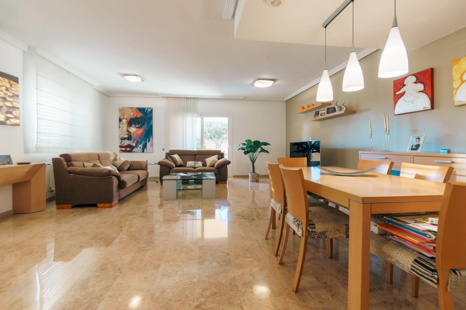 Chalet for sale with 4 bedrooms and a swimming pool in Benidorm.